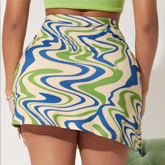 colorful asymmetrical skirt with chain belt - Picture 2 of 3